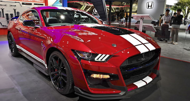 Shelby GT500 z produkce oddělení Ford Performance má kompresorový  osmiválec 5,2 litru s výkonem 567 kW (771 k). Stojí 72 900 dolarů bez daně...