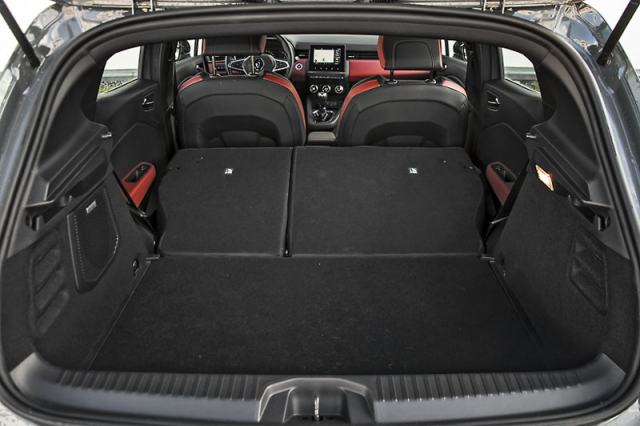 Na poměry malých hatchbacků nabízí nové Clio dlouhý a příjemně široký prostor pro zavazadla. Variabilní dno se dodává na přání