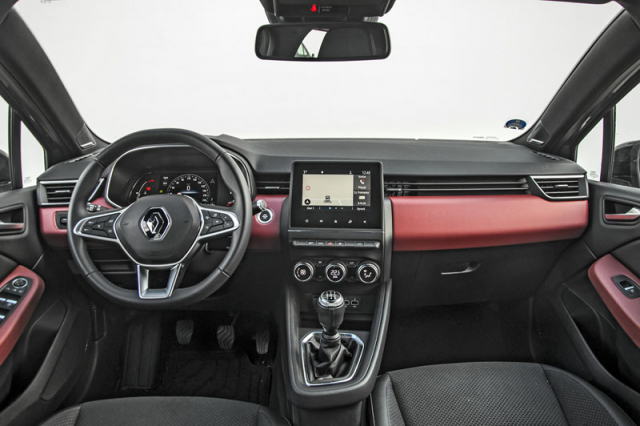 Nová generace typu Clio dostala do interiéru mnohem více ploch opatřených měkčenými materiály. I díky tomu působí podstatně lépe než dříve. Ovladače klimatizace se sem nastěhovaly z Dacie Duster