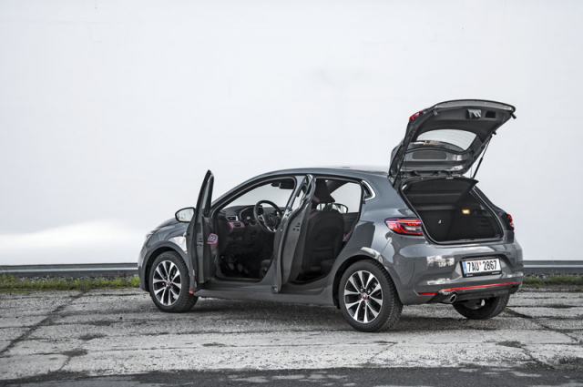 Rozměrově se pátá generace Renaultu Clio od předchůdce téměř neliší, základem je ale nová platforma CMF-B. Díky tomu má vůz kromě jiného výrazně tužší karoserii, a tudíž je bezpečnější. Mezigeneračně se také zvětšil vstupní otvor do zavazadlového prostoru
