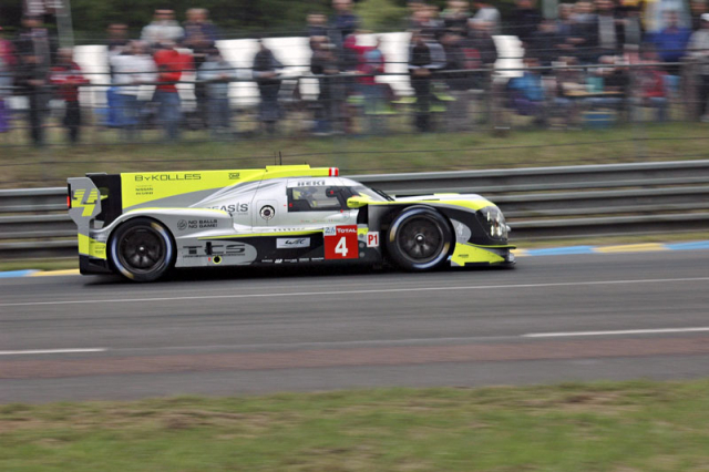 Rakouský tým ByKolles Racing s vozem Enso CLM P1/01 Nissan svádí marný boj se soupeři v nejrychlejší kategorii LMP1