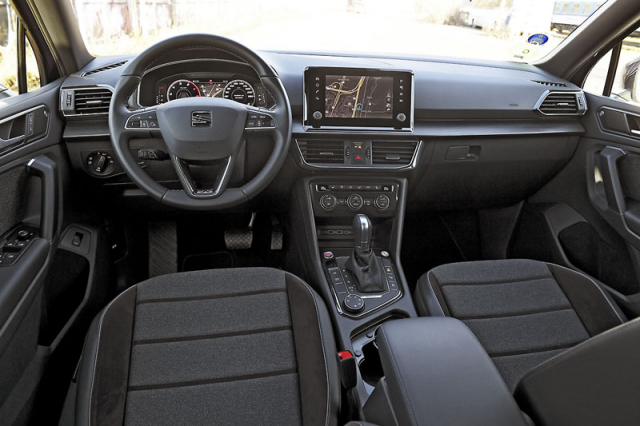 Na rozdíl od sourozenců z koncernu Volkswagen má Tarraco umístěný displej navigačního systému v jedné rovině s hlavními přístroji před volantem