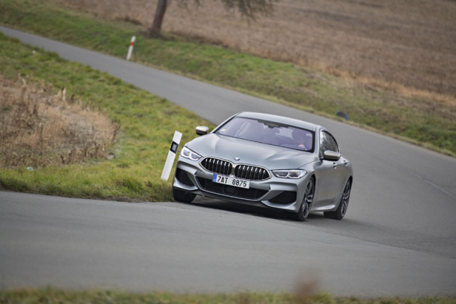 Přední část je shodná s verzemi Coupé a Cabrio řady 8, u verze Gran Coupé zaujmou široké zadní blatníky