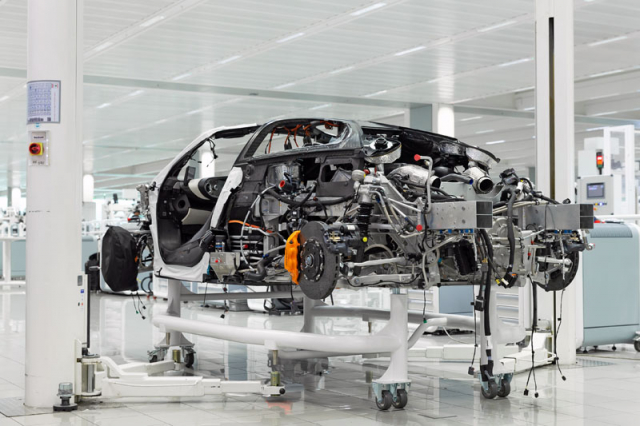 Výroba každého vozu probíhá ručně v moderní továrně McLarenu v anglickém Wokingu