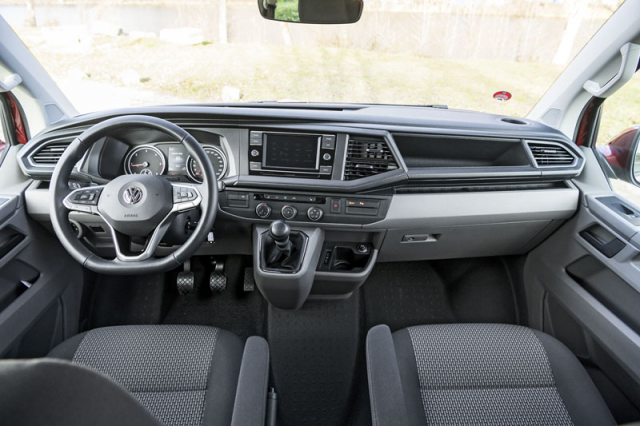 Velkou změnou verzí 6.1 je palubní deska s modernějším infotainmentem, lépe do ruky padnoucí volant a více asistenčních systémů známých z osobních vozů VW