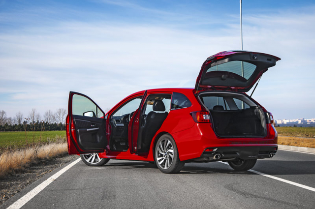 Subaru Levorg představuje dokonale univerzální automobil kombinující praktičnost s velmi kvalitními jízdními vlastnostmi. Levorg byl ostatně vždy synonymem fráze „podvozek rychlejší než motor“. Příchod slabšího nepřeplňovaného čtyřválce tuto vlastnost ještě dále zdůraznil