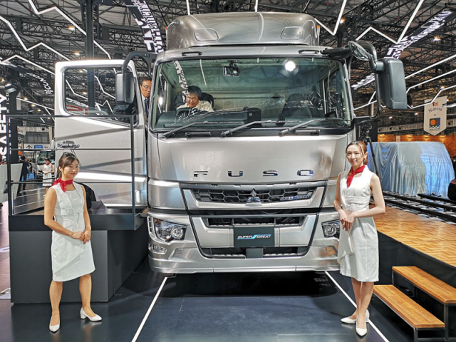 Fuso do svého velkého tahače Super Great pohodlně vestavělo nejen hybridní pohon, ale také řadu asistenčních systémů známých z osobních vozů