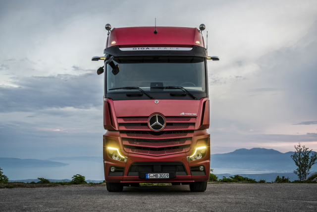 Actros páté generace tvoří s typy Antos a Arocs velkou rodinu pro nejtěžší podmínky