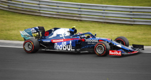 Nadějný Alexander Albon přešel během loňské sezony z Toro Rosso (na snímku) do prvního týmu Red Bull Racing