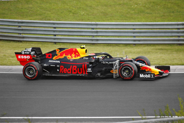 Francouz Pierre Gasly měl smůlu, po nevýrazných výkonech první poloviny roku 2019 byl přeřazen z Red Bullu (na snímku) znovu do Toro Rosso