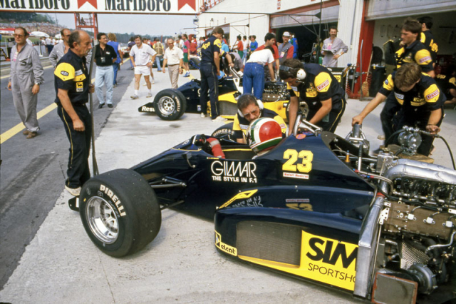 Historie týmu začala pod jménem Minardi, na snímku Andrea De Cesaris na Velké ceně Maďarska 1986