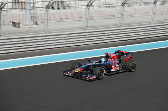 Mladý Španěl Jaime Alguersuari (Toro Rosso) na trati Velké ceny Abú Dhabí 2009 (celkem jel 46 Grand Prix, nejlépe sedmý)