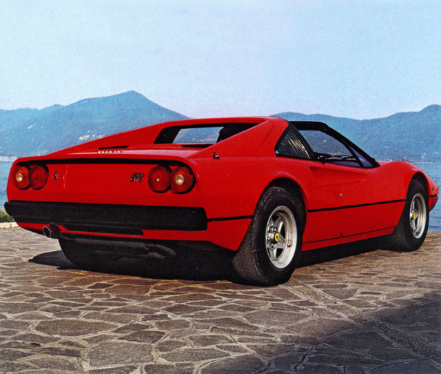 Ferrari 308 GTS má snímací panely střechy, které lze uložit ve voze