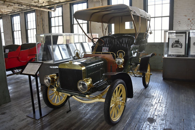 Ford Model B Tonneau (1904). Akcionáři požadovali okamžitý zisk, proto se Henry, navzdory svému přesvědčení, musel orientovat na luxusnější automobily