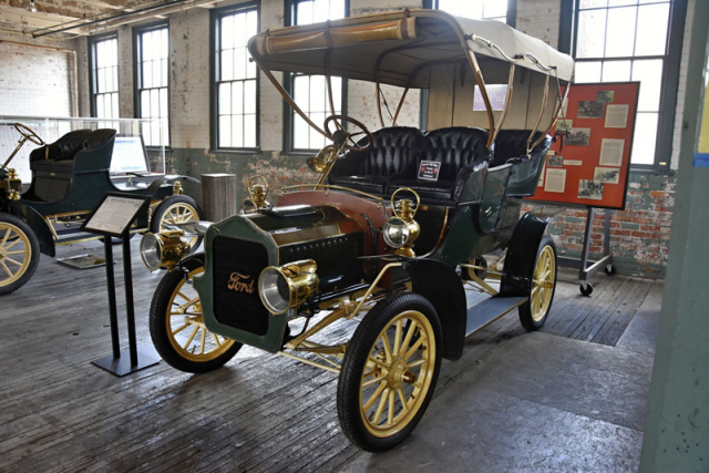 Ford Model F Touring (1906) byl posledním s plochým dvouválcem. Bylo jej lze najít pod předním sedadlem. Kromě dvoumístného runaboutu nabízeli až pětimístné karosérie s různými tvary kabiny