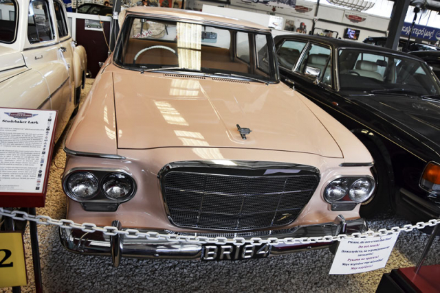 Kompaktní Studebaker Lark (1962) vyráběl konglomerát Studebaker-Packard v letech 1959 – 62. To se již nad jejich značkami stahovaly černé mraky. Výroba typu Lark skončila právě roku 1962