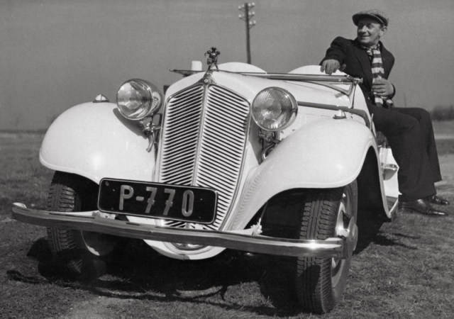 Král komiků Vlasta Burian se svým oblíbeným roadsterem Z 4 ročníku 1935