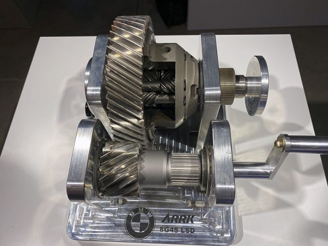 Samosvorný šnekový diferenciál na přední nápravě je standardní výbavou verze M235i.