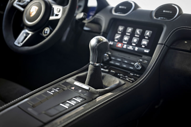 Zatím je jedinou možností šestistupňová manuální převodovka, dvouspojková převodovka PDK bude k dispozici ke konci roku (také pro další verze s motorem 4,0 l 718 Cayman GT4 a 718 Spyder)