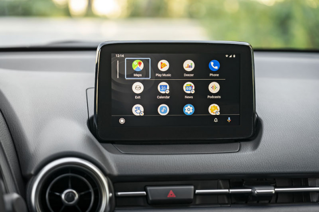 Nový multimediální systém dokáže zrcadlit telefon jak prostřednictvím funkce Android Auto (na snímku), tak Apple CarPlay