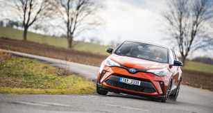 Toyota C-HR je klasickým crossoverem, neboli vozem CUV. Nabízí vyšší umístění sedadel a robustní design, ale přitom jízdní vlastnosti „nízkých“ osobních vozů