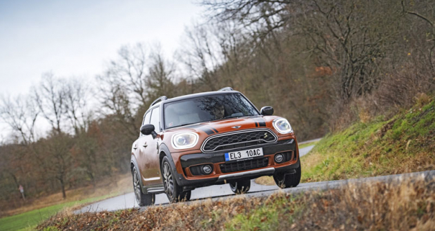 Plug-in hybridní Countryman stylem vychází z verze Cooper S, jen písmeno S v masce má žluté