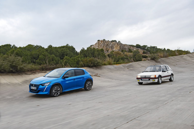 Setkání epoch. Zatímco v osmdesátých letech bylo vrcholem řady P205 provedení GTI s točivými motory 1,6 a 1,9 litru, špičkou nové generace P208 je verze GT, dostupná výhradně v plně elektrickém provedení