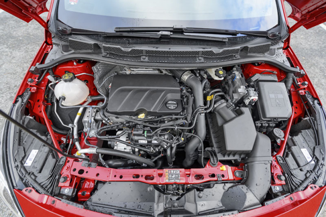 Motor má vyšší točivý moment, než je u 1,2 l tříválců standardem, poráží i stejně výkonné 1.5 TSI od VW. Na větší 1,5 l ve Focusu ztrácí jen 15 N.m