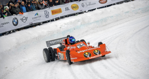 I stroje zvyklé na hladký asfalt na závodě GP Ice Race obouvají pneumatiky s hřeby