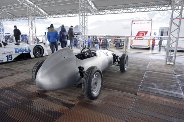 Vedle sebe v Zell am See stojí zbrusu nové závodní speciály a vzácné historické stroje