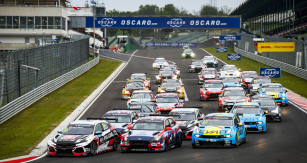 Souboje WTCR jsou velmi napínavé,  do první zatáčky na Hungaroringu míří zleva Guerrieri (Honda), Michelisz (Hyundai) a modrý vůz Ehrlacherův (Lynk&amp;Co)