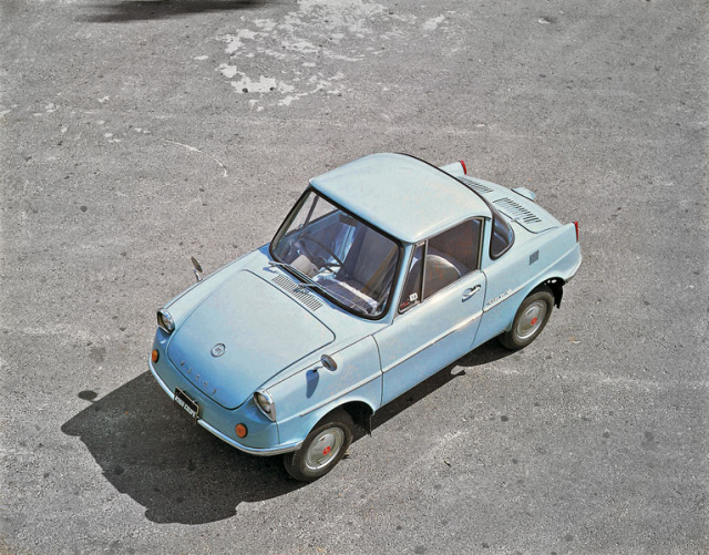 Mazda R360 Coupé, první sériový osobní vůz Mazda (1960; poháněn vzduchem chlazeným dvouválcem, uloženým ­vzadu)