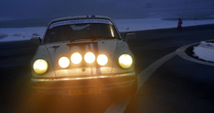 Flotilu Porsche charakterizuje  také toto  kupé 911 (1979)