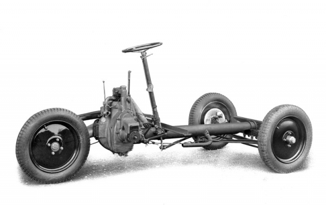Podvozek užitkové verze tříkolky Tatra 49 s volantem uprostřed