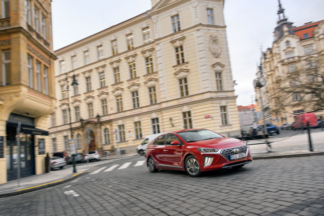 Zejména ve městě se osvědčí, že plug-in hybridní Ioniq je schopen překvapivě dynamické jízdy na elektřinu