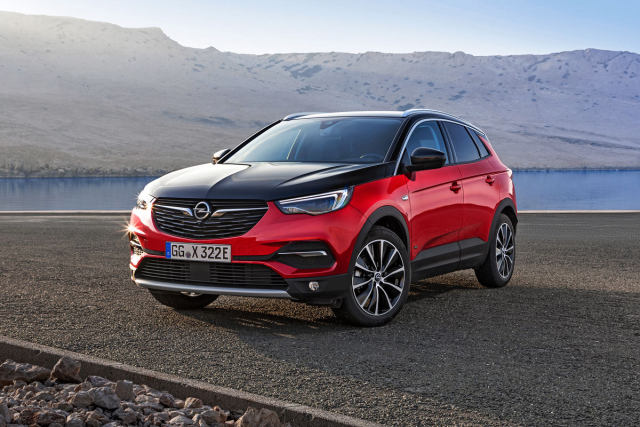 Opel grandland x hybrid4 – 300 koní a 4x4