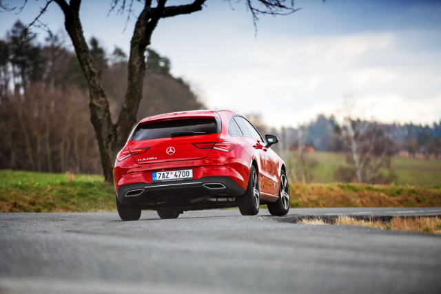 Silně klesající linie střechy v zadní části vedla značku Mercedes-Benz k tomu, že své ­nejmenší kombi nenazývá T-Modell, ale Shooting Brake