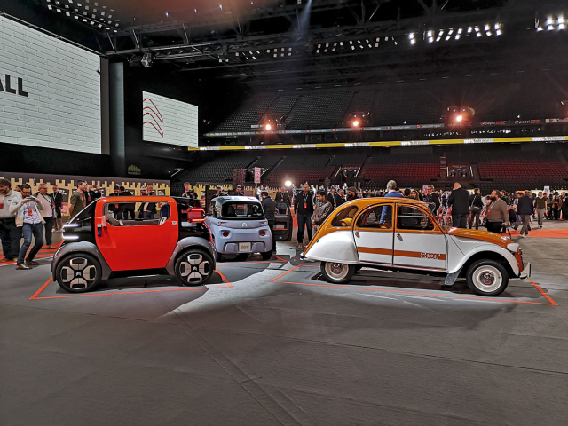Setkání generací. Vlevo loňská studie Citroën Ami One, uprostřed záď sériového provedení Ami 100% ëlectric a vpravo legendární „kachna“ 2 CV