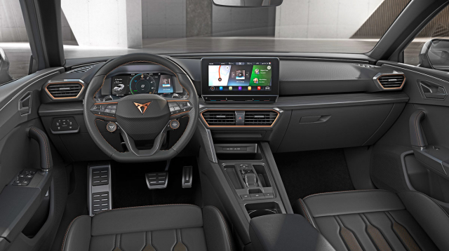 Interiéry modelů Cupra Leon (zde plug-in hybridní verze) zaujmou výraznou měděnou barvou a například i dvojicí doplňkových tlačítek na volantu