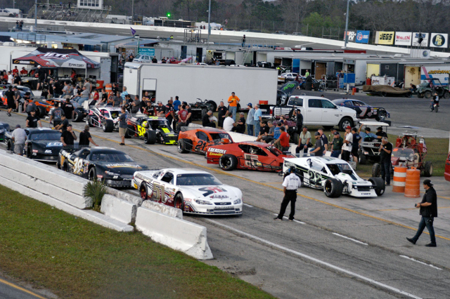 Závodníci před ­kvalifikací na New Smyrna Speedway (vpravo stojí vozy třídy Modifieds)