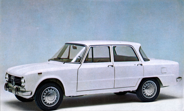 Alfa Romeo Giulia 1300 TI, rychlý sedan s dvouvačkovým čtyřválcem ze šedesátých let (1965 – 1967)