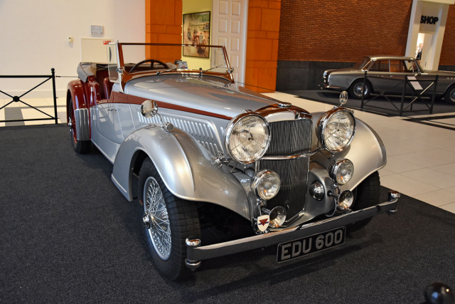 Alvis 4.3 Litre (1939) na krátkém šasi a s karosérií Vandenplas Sport Tourer představuje to nejelegantnější a nejvytříbenější, co dokázal britský automobilový průmysl před válkou postavit. Expozici vévodící vůz sloužil továrně jako výstavní exponát, předváděcí a zkušební vůz s šestiválcem 4,4 litru (137 k, 166 km/h)