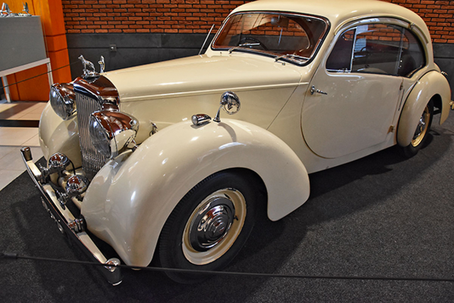 Alvis TA14 (1950) se vyznačoval prostornou hliníkovou karosérií Sport Saloon od Duncan Motor Industries Ltd