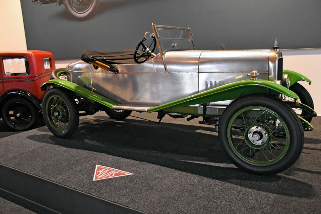 Alvis 12/40 „Duck’s Back“ (1923) se sportovní lehkou hliníkovou karosérií přezdívanou „kachní záď“ od Carbodies, často používaný k závodění. Se čtyřválcem 1,5 litru SV dosahoval rychlosti až 96 km/h. Za příplatek 75 £ bylo možné koupit motor s rozvodem OHV. Možnosti využilo 9 zákazníků, 1552 se spokojilo se standardem SV