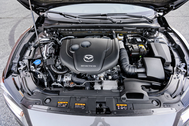 Vznětový čtyřválec s dvojicí turbodmychadel je velmi dobře sladěn s šestistupňovou samočinnou převodovkou vlastní konstrukce Mazda