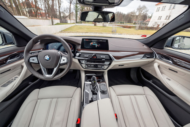 Interiéru vévodí kvalitní materiály, na řidiče orientovaná palubní deska a v tomto případě i všestranně stavitelná sedadla s čalouněním z programu BMW Individual