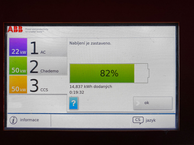 Nabíječky ABB společnosti ČEZ na konci každého dobíjení ukáží, kolik během nabíjení dodaly do vozu energie. Nabíjení se zahajuje pomocí nabíjecí karty ChargeNow