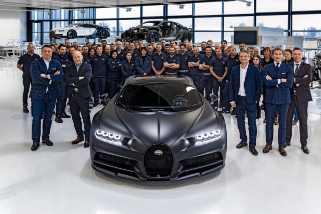 19. února 2020 vyrobili v továrně Bugatti Atelier v Molsheimu Chiron s pořadovým číslem 250. Výroba tohoto vozu je tedy přesně v polovině. Druhý zprava v první řadě je Stephan Winkelmann, současný výkonný ředitel automobilky