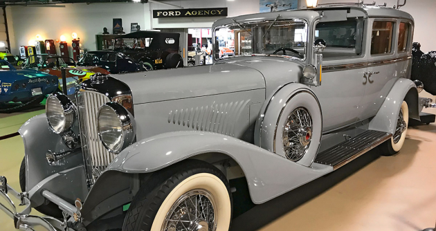 Duesenberg J Town Car (1932) s karosérií designéra Geralda Kirchhoffa byl absolutně nejdražším automobilem, jaký Duesenberg postavil. Stál 25 000 dolarů (byl 50x dražší než běžný automobil), což bylo v době vrcholící krize neslýchané. Koupila jej dědička hodinářského impéria E. Ingraham, hraběnka Anna Ingrahamová