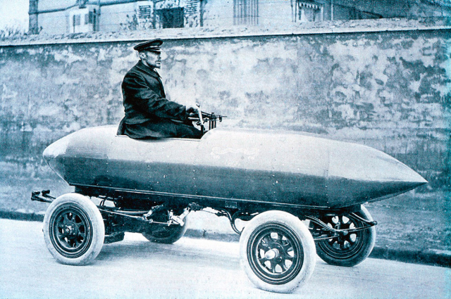 Camille Jenatzy ve svém elektromobilu, s nímž v roce 1899 jako první na světě překonal rychlost 100 km/h